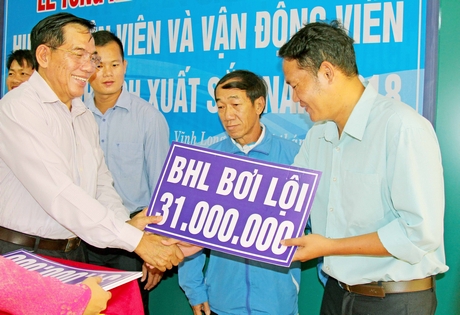 Ông Nguyễn Văn Thanh- nguyên Phó Chủ tịch UBND tỉnh trao thưởng cho các đội thể thao đạt thành tích xuất sắc năm 2018.