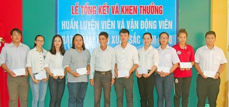 Ông Phan Minh Quý- Giám đốc Công ty TNHH 1TV Phú Minh Nhựt- nhà tài trợ trao thưởng cho các VĐV giành HCV tại Đại hội Thể thao toàn quốc 2018.