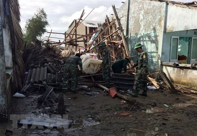 Lực lượng Bộ đội Biên phòng Sóc Trăng thăm hỗ trợ và giúp dân ở Vĩnh Châu khắc phục thiên tai. (Ảnh: Trung Hiếu/TTXVN)