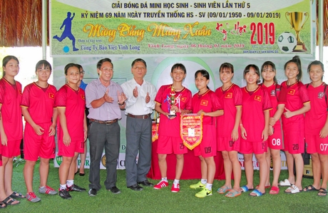 Đội Trường THPT Vĩnh Long giành chức vô địch bóng đá nữ.