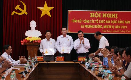 Bí thư Tỉnh ủy- Trần Văn Rón trao kỷ niệm chương Vì sự nghiệp công tác tổ chức xây dựng Đảng cho các  đồng chí có  nhiều đóng góp vào sự nghiệp tổ chức xây dựng Đảng