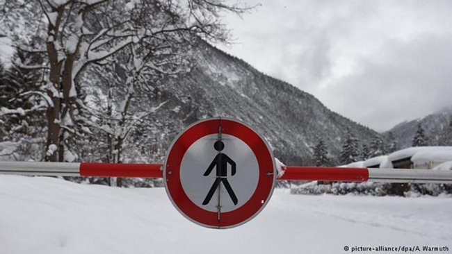Bão tuyết càn quét châu Âu trong mấy ngày vừa qua đã làm ít nhất 13 người thiệt mạng, hàng nghìn người khác bị mắc kẹt tại khu vực núi Alps, hàng trăm chuyến bay bị chậm hoặc hủy chuyến. Ảnh: DW