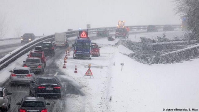 Tuyết rơi dày 1,5m, thậm chí tới 3m, đã được ghi nhận tại các vùng núi miền Bắc của nước Áo. Ảnh: DW