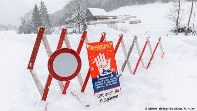 Hàng nghìn du khách bị mắc kẹt tại các làng quanh các khu trượt tuyết trong tình trạng thiếu lương thực và mất điện. Ảnh: DW