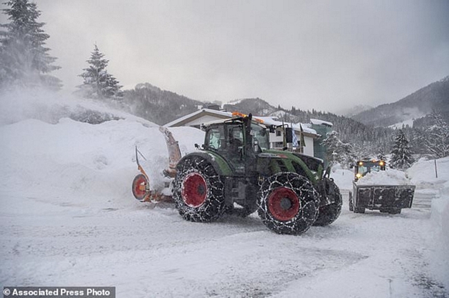 Các công nhân đang nỗ lực dọn tuyết ở Spitzingsee, Đức. Ảnh: AP