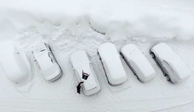 Tại các khu vực vùng núi miền Bắc nước Áo, tuyết rơi dày tới 3m. Trong ảnh: một người đàn ông đang cố dọn tuyết phủ trên xe ô tô của mình ở Ramsau am Dachstein, Áo. Nguồn: Getty