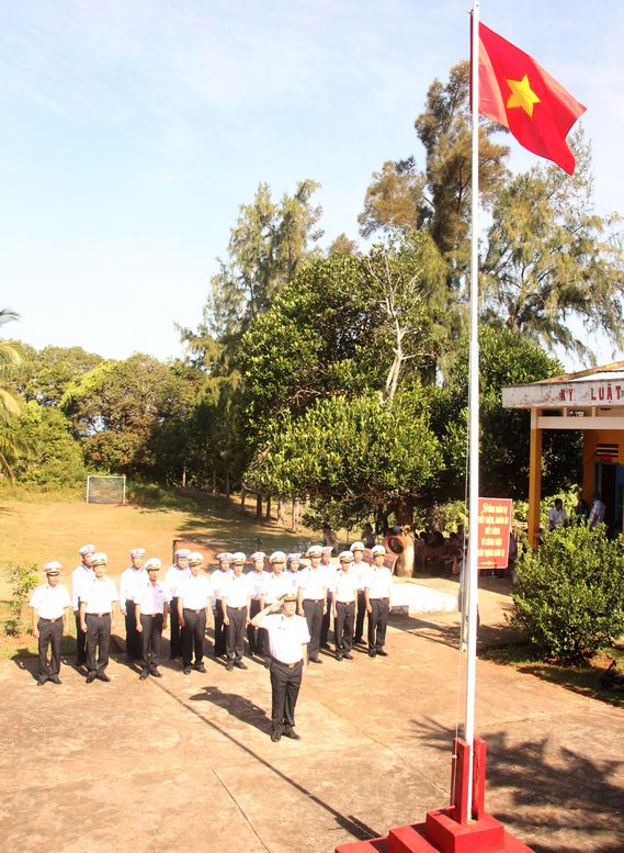Nghi thức chào cờ của cán bộ, chiến sĩ Trạm Ra đa 615 thuộc Tiểu đoàn 551 (Vùng 5 Hải quân).
