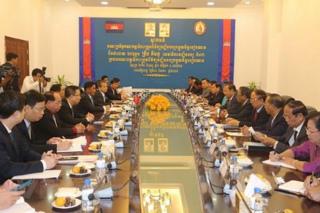 Quang cảnh hội đàm giữa Đoàn Ủy ban Kiểm tra Trung ương với Thường trực Thành ủy CPP thủ đô Phnom Penh. (Ảnh: Nhóm PV thường trú tại Campuchia)