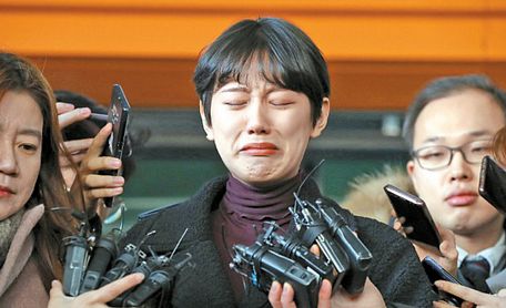  Yang Ye Won bật khóc khi gửi lời cảm ơn những người luôn hỗ trợ cô sau phiên tòa tuyên án đối với nhiếp ảnh gia họ Choi