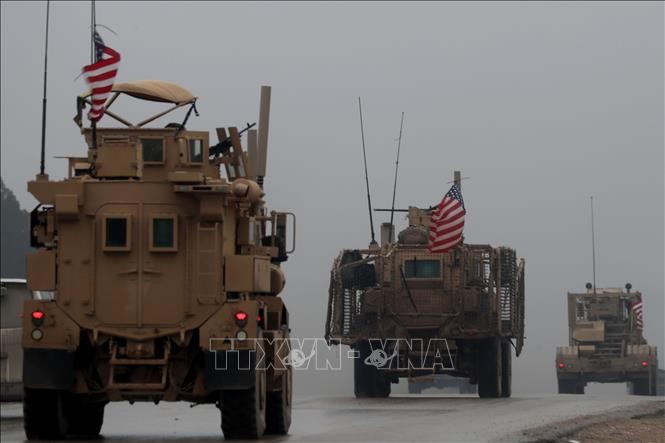 Đoàn xe quân sự Mỹ tại làng Yalanli, ngoại ô phía Tây thành phố Manbij, miền Bắc Syria ngày 30/12/2018. Ảnh: AFP/TTXVN