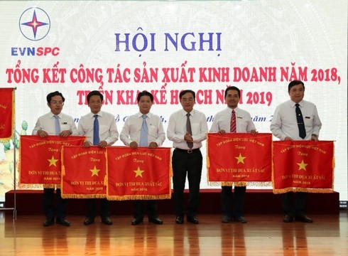 Chủ tịch HĐTV EVN Dương Quang Thành trao Cờ thi đua của Tập đoàn cho các đơn vị đã có thành tích xuất sắc trong năm 2018.