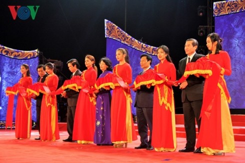 Phó Chủ tịch nước Đặng Thị Ngọc Thịnh cắt băng khai mạc Lễ hội