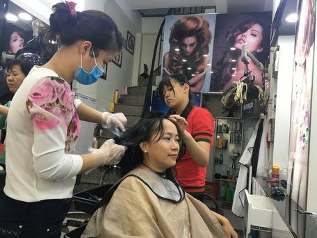 Những ngày gần tết, lượng khách đến làm tóc rất nhiều nên hầu như tiệm tóc nào cũng cần tuyển thợ.