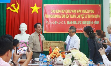 Ông Lữ Quang Ngời- Phó Chủ tịch UBND tỉnh Vĩnh Long (bìa trái)  mong muốn hợp tác giữa các bên phát triển tốt hơn.
