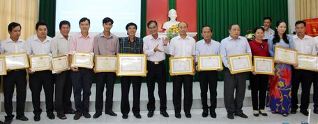 Phó Chủ tịch Thường trực UBND tỉnh- Lê Quang Trung trao cờ thi đua của Thủ tướng Chính phủ cho các tập thể.  