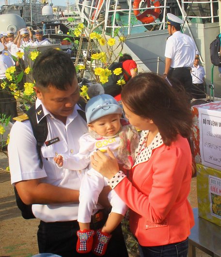 Thiếu tá Nguyễn Tiến Long chia tay vợ con đi làm nhiệm vụ chính trị viên Nhà giàn DK1/8.