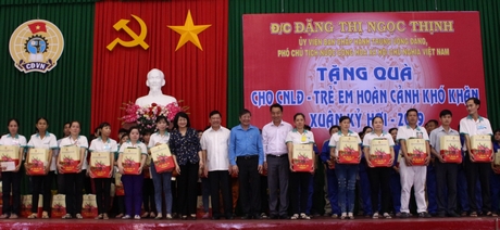 Phó Chủ tịch nước Đặng Thị Ngọc Thịnh trao quà tết cho công nhân lao động