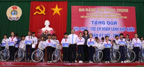 Phó Chủ tịch nước Đặng Thị Ngọc Thịnh trao xe đạp cho học sinh có hoàn cảnh khó khăn.