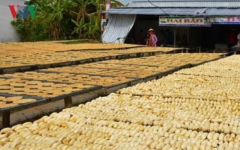 Làng nghề chuối khô tại huyện Trần Văn Thời, Cà Mau giúp người dân có thu nhập khá cao.