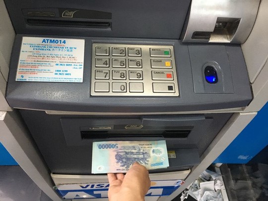 Các ngân hàng không được để ATM hết tiền vì lỗi chủ quan. Ảnh: Linh Anh