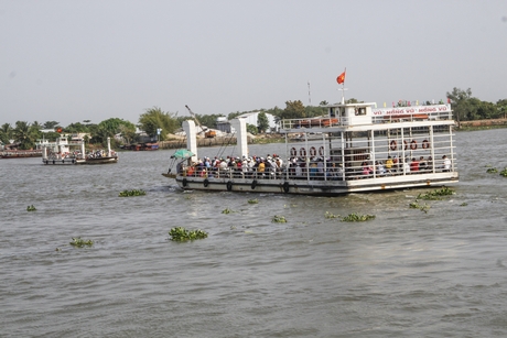 Bến khách ngang sông An Bình- TP Vĩnh Long có đông hành khách qua lại, cần được quan tâm công tác đảm bảo ATGT.