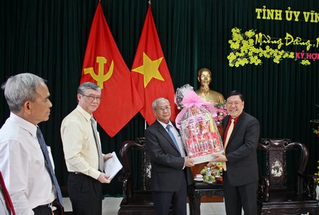 Mục sư Phan Quang Thiệu gửi lời chúc tết và trao tặng quà tết đến Tỉnh ủy.