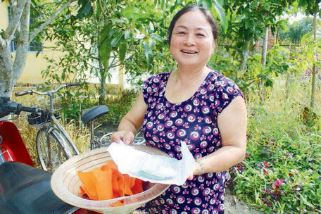 Bà Nguyễn Thị Thoa vui mừng nhận tiền bán lúa.