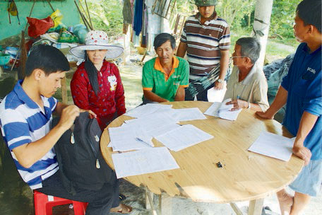 Bà con nông dân đến trụ sở Hợp tác xã Nông nghiệp Tân Tiến làm thủ tục nhận tiền bán lúa.