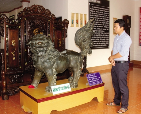 Du khách tham quan hiện vật kỳ lân ở Bảo tàng tỉnh Vĩnh Long. Hiện vật do ông Huỳnh Văn Biểu ở ấp Một (xã Tân Quới Trung- Vũng Liêm) phát hiện trong lúc đào mương hồi tháng 4/1997.
