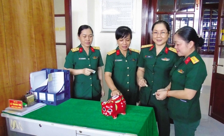 Hội Phụ nữ cơ sở Bộ Chỉ huy Quân sự tỉnh tích cực tham gia mô hình nuôi heo đất.