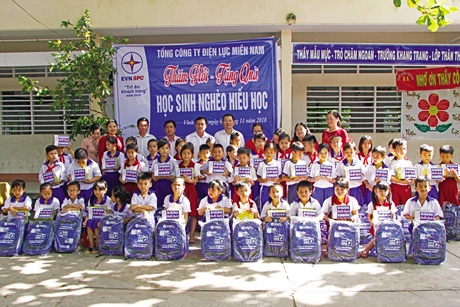 Tặng quà học sinh nghèo ở Trường Tiểu học A Đông Bình (TX Bình Minh).