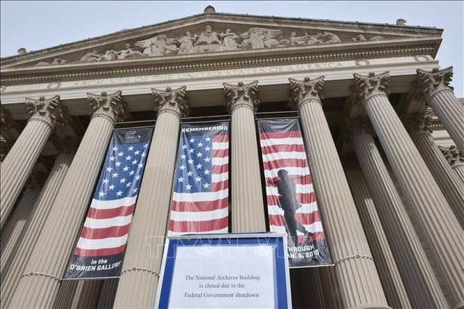 Biển báo ngừng hoạt động được treo bên ngoài tòa nhà Quốc hội Mỹ trong ngày đầu tiên Chính phủ phải đóng cửa, tại Washington, DC. Ảnh: AFP/TTXVN