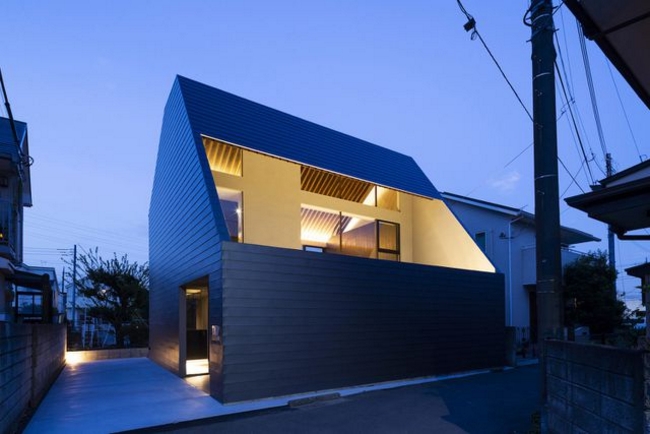 Ngôi nhà được giới thiệu có tên là “Cover” tọa lạc tại một khu dân cư đông đúc thuộc thành phố Fuchu, Nhật Bản. Điểm đặc biệt nhất của công trình này nằm ở cách mà kiến trúc sư tạo nên hai thái cực hoàn toàn đối lập nhưng lại bổ trợ cho nhau ở mỗi tầng lầu.