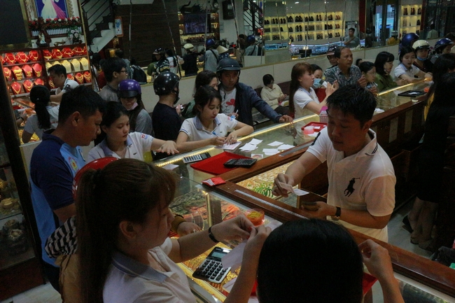 Dọc trên đường Hùng Vương (chợ Vĩnh Long), từ rất sớm tại các tiệm vàng đã có người mua.