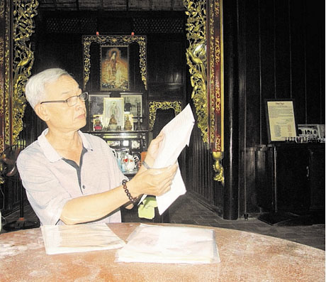 Ông Lê Hữu Hùng đọc lại các giấy tờ liên quan đến sự thừa kế ngôi nhà