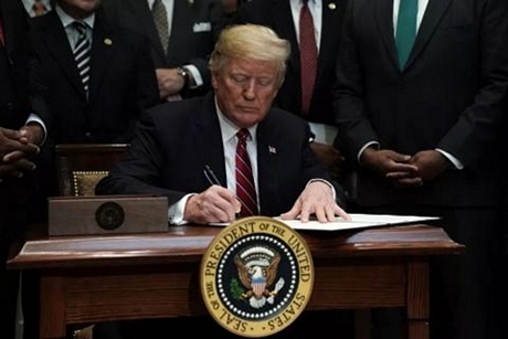 Tổng thống Mỹ Donald Trump ký sắc lệnh Sáng kiến AI Mỹ. Ảnh: Getty Images