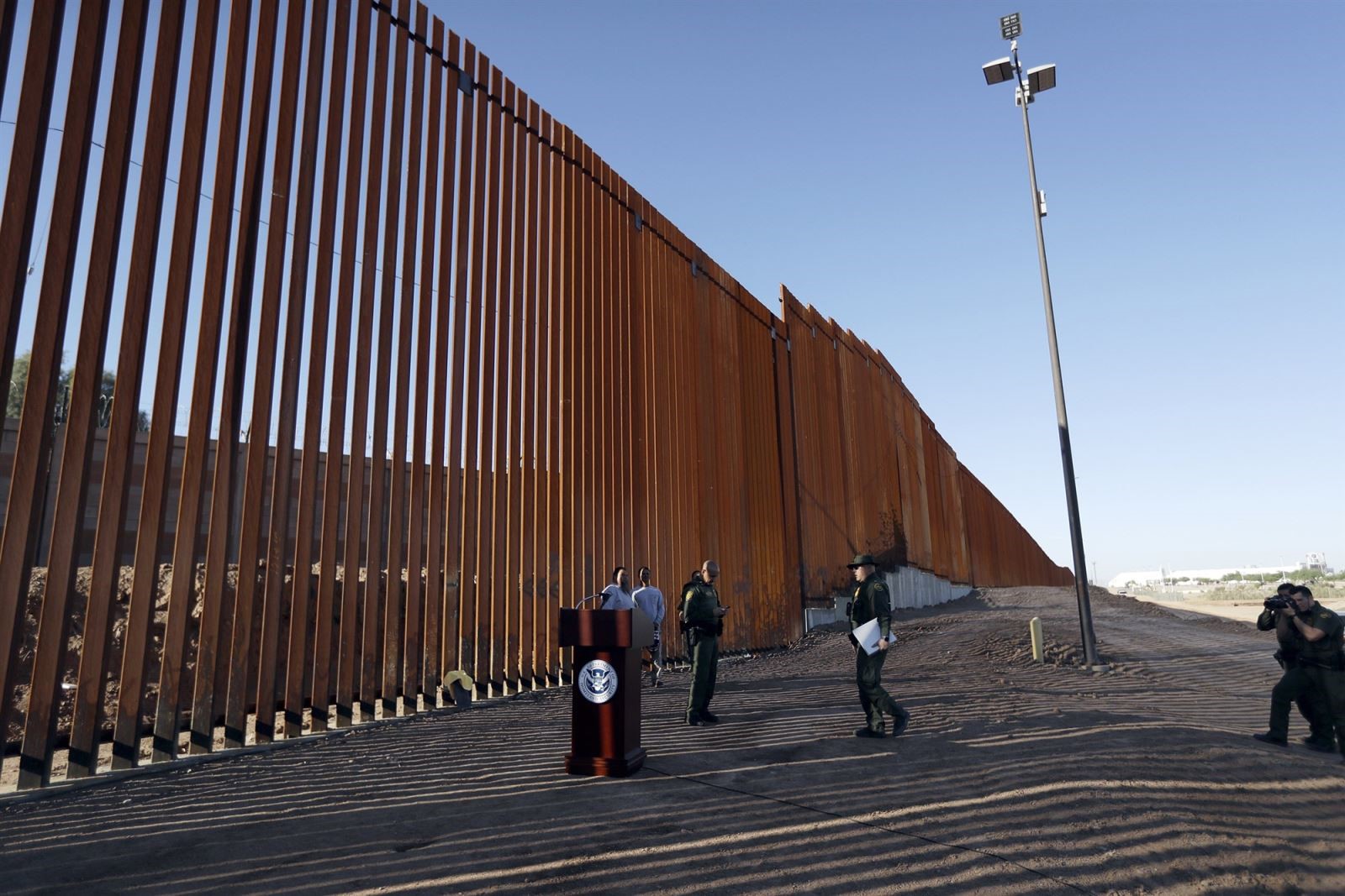 Xây tường biên giới là một cam kết tranh cử ông Trump muốn thực hiện bằng được. Ảnh: AP