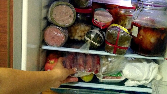 Thức ăn chuẩn bị cho tết còn đầy trong tủ lạnh của một gia đình (ảnh chụp chiều 11/2) - Ảnh: THANH ĐẠM