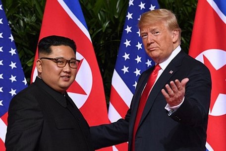 Nhà lãnh đạo Triều Tiên Kim Jong-un và Tổng thống Mỹ Donald Trump đã gặp nhau lần đầu tiên tại Singapore vào tháng 6-2018. Ảnh: Reuters.
