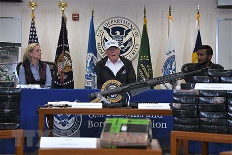 Tổng thống Mỹ Donald Trump (giữa) phát biểu trong chuyến thị sát khu vực biên giới ở McAllen, bang Texas, (Mỹ) ngày 10/1/2019. (Nguồn: AFP/TTXVN)