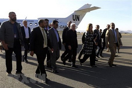 Đặc phái viên Liên hợp quốc về tình hình Yemen Martin Griffiths (giữa) tới sân bay quốc tế Sanaa ở Yemen ngày 5/1/2019. (Nguồn: AFP/TTXVN)