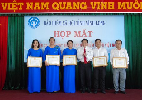 20 tập thể và 15 cá nhân có thành tích xuất sắc nhận bằng khen của Tổng giám đốc BHXH Việt Nam.