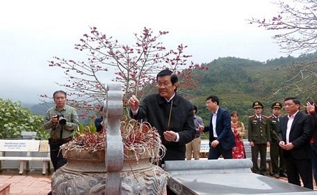 Nguyên Chủ tịch nước Trương Tấn Sang dâng hương ở Đài hương 468- Khu tưởng niệm các liệt sĩ hy sinh ở mặt trận Vị Xuyên.