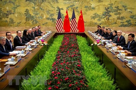 Phó Thủ tướng Trung Quốc Lưu Hạc (thứ 2, phải) cùng Đại diện Thương mại Mỹ Robert Lighthizer (thứ 3, trái) và Bộ trưởng Tài chính Mỹ Steven Mnuchin (thứ 2, trái) tại vòng đàm phán thương mại cấp cao Mỹ-Trung Quốc tại Bắc Kinh ngày 14/2 vừa qua. (Ảnh: AFP/TTXVN)