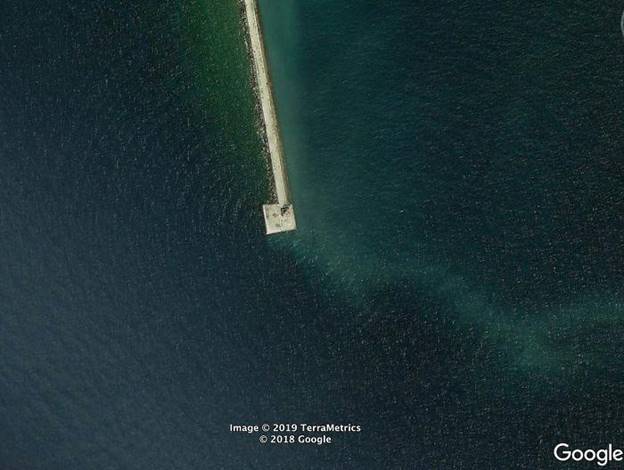 Đê chắn sóng và hải đăng ở một trong Ngũ Đại Hồ (Canada). 