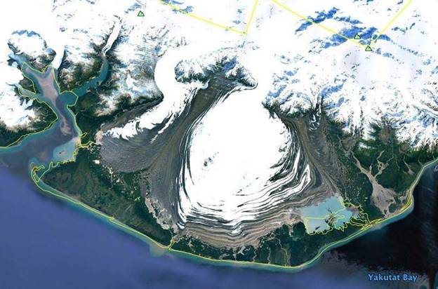 Sông băng chảy qua một đồng bằng ở Đông Nam Alaska.