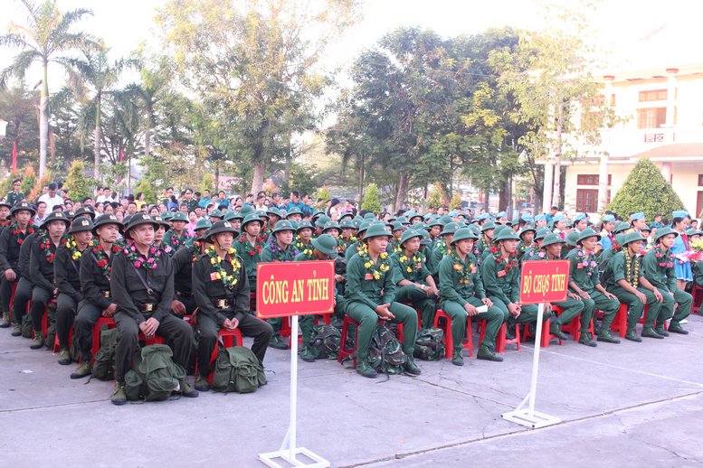 Lễ giao nhận quân của TP Vĩnh Long được tổ chức tại Ban Chỉ huy Quân sự. Thành phố có 130 tân binh, trong đó có 115 tân binh thực hiện nghĩa vụ quân sự và 15 tân binh thực hiện nghĩa vụ công an.