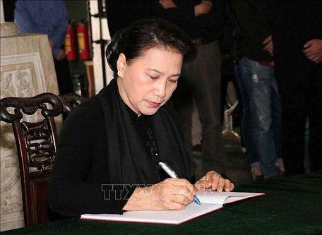 Chủ tịch Quốc hội Nguyễn Thị Kim Ngân viết sổ tang. Ảnh: Văn Điệp/TTXVN