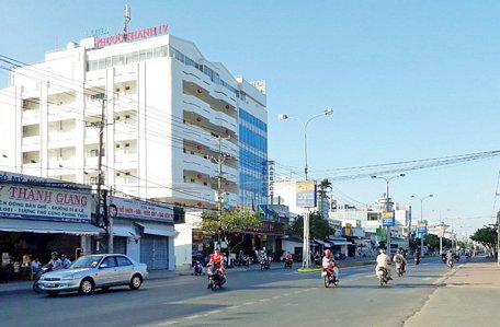 Khách sạn Phước Thành IV trên đường Nguyễn Huệ làm đô thị sáng hơn.