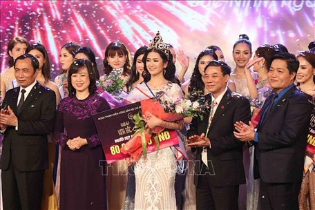 Ban tổ chức trao giải cho Người đẹp Kinh Bắc thứ Nhất năm 2019 cho thí sinh Nguyễn Thị Thu Phương. Ảnh: Thanh Thương/TTXVN